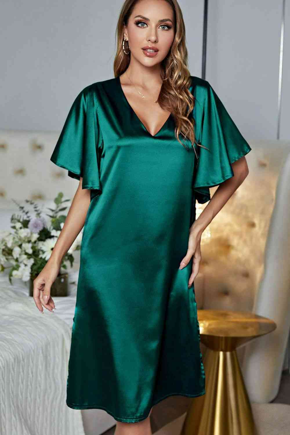 Robe de nuit en satin à manches flottantes et fente latérale à col en V