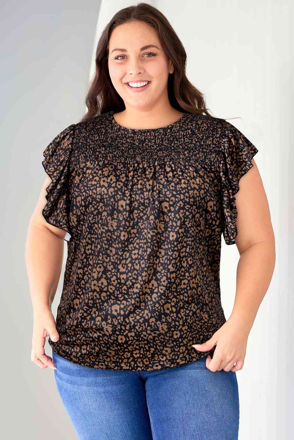 Blusa con mangas de mariposa fruncidas y estampado de talla grande