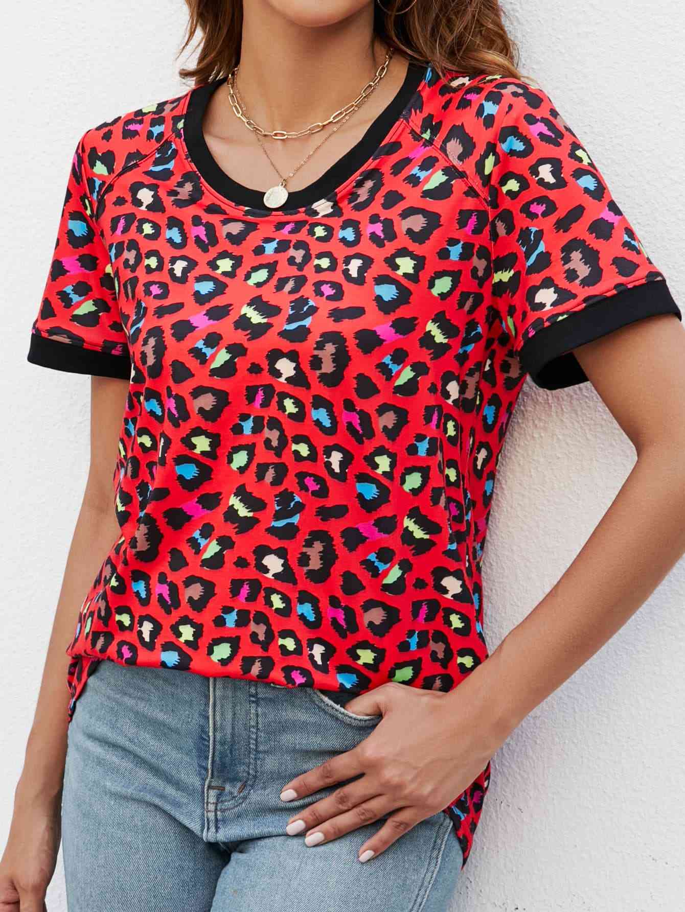 Camiseta de manga corta con cuello redondo de leopardo