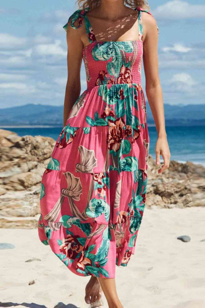 Vestido floral fruncido con hombros anudados y capas