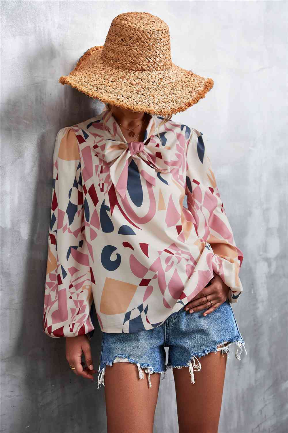 Blusa estampada con mangas abullonadas y cuello anudado