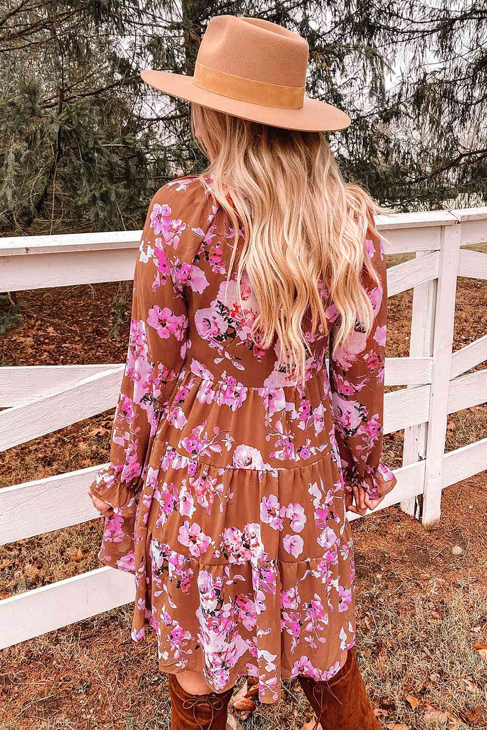 Vestido escalonado con mangas con volantes florales