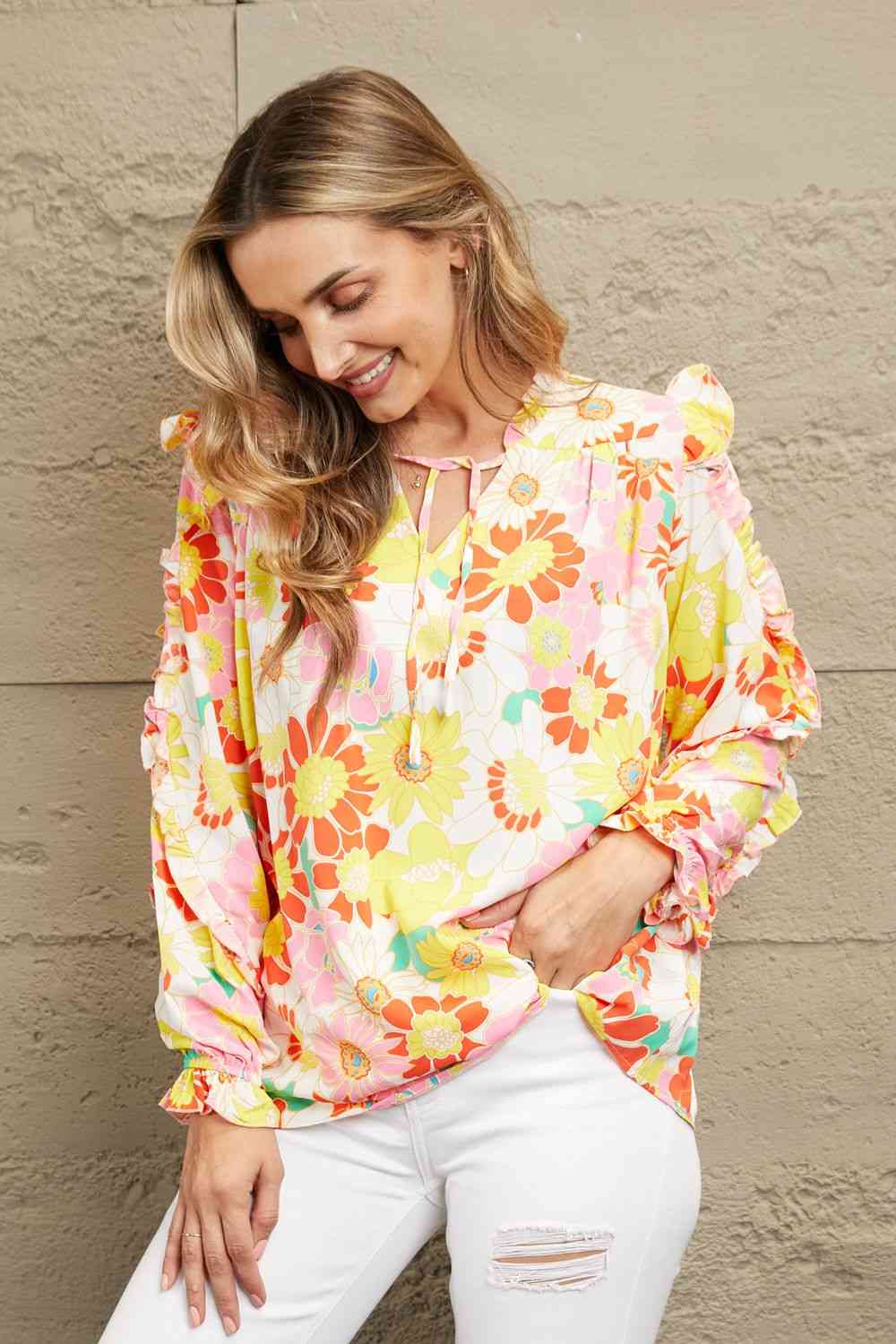 Blusa con volantes y cuello anudado floral de Double Take