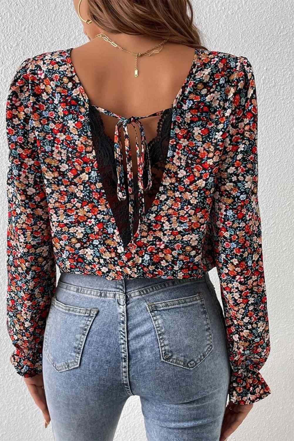 Blusa de manga larga estampada con cuello en V