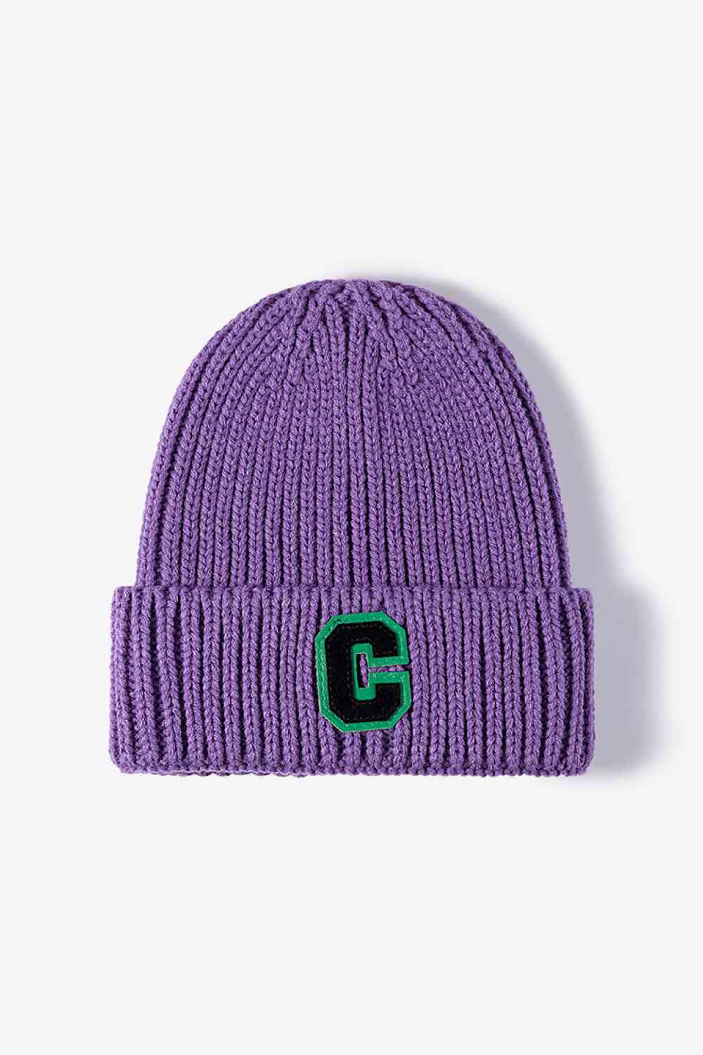 Gorro con puños y parche de letra C