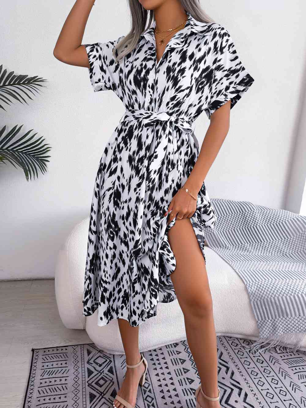 Robe imprimée à col et manches courtes avec lien à la taille