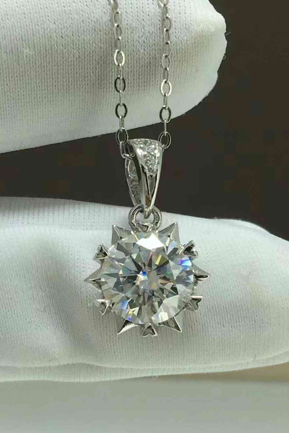 Collier avec pendentif en moissanite 2 carats vous regardant