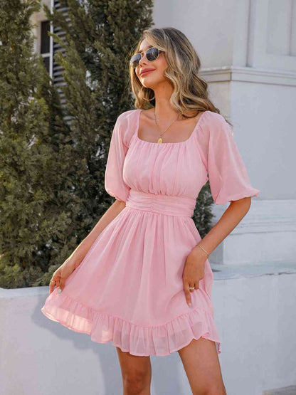 Vestido con dobladillo con volantes y cuello cuadrado