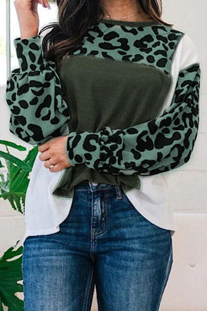 Blusa con costuras expuestas y bloques de color de leopardo