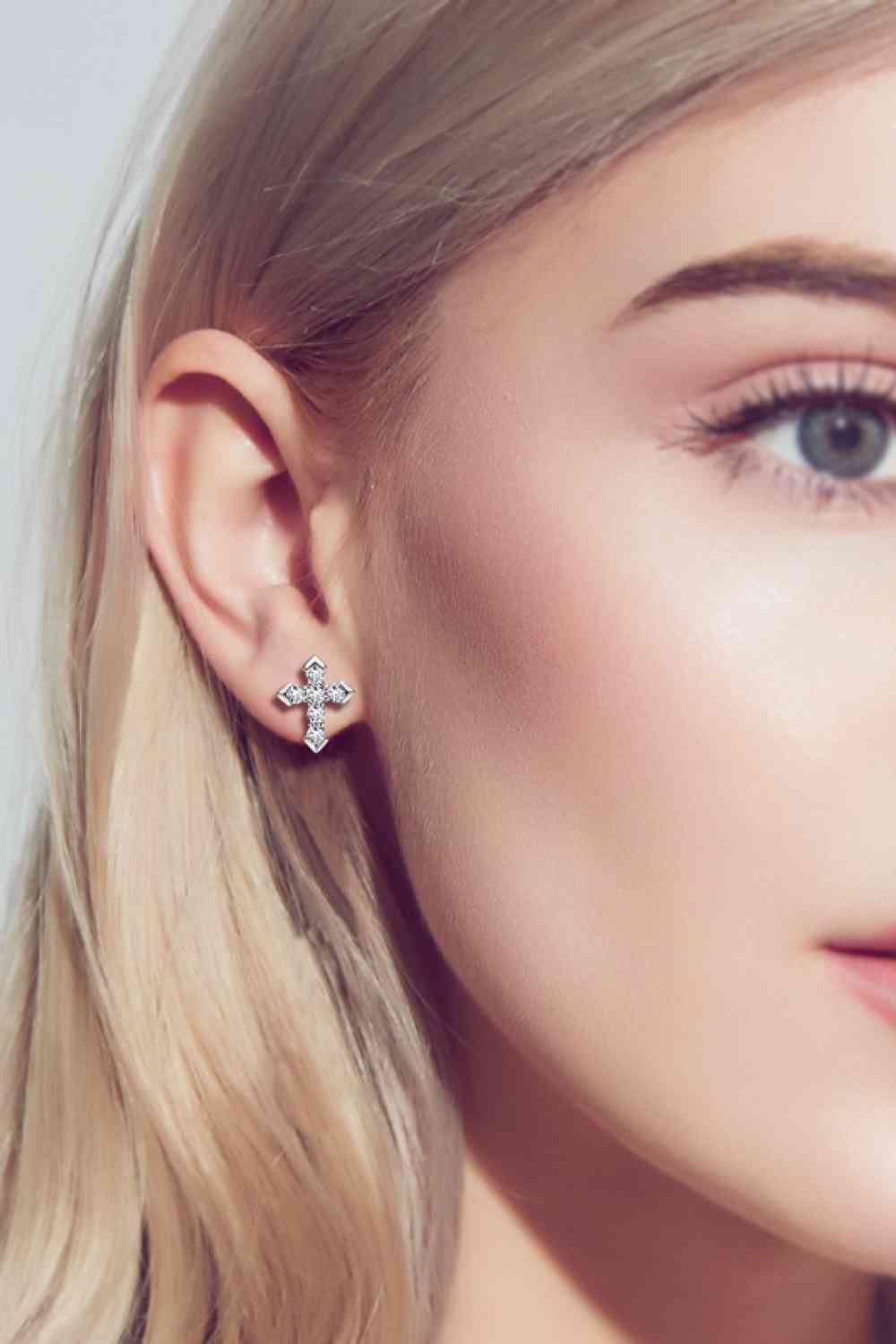 Boucles d'oreilles à tige en forme de croix moissanite