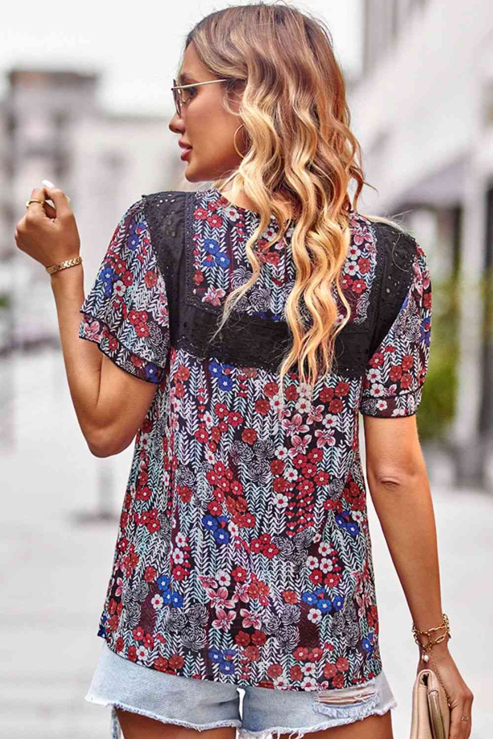 Blusa floral de encaje empalmado con cuello redondo