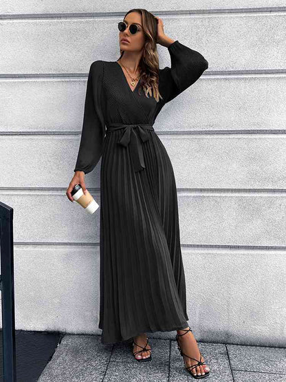 Robe longue plissée à col en V et taille nouée