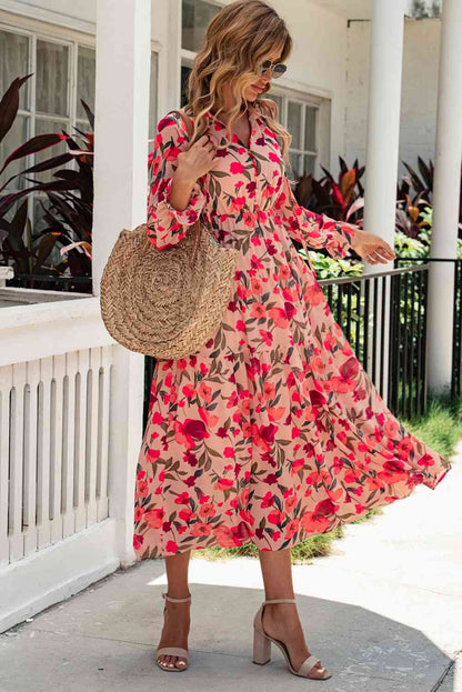 Vestido escalonado con mangas con volante y cuello con lazo floral