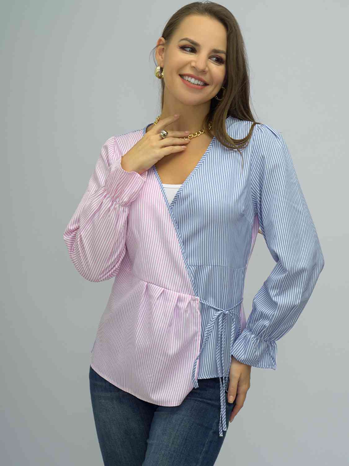 Blusa con mangas con volante anudada en contraste