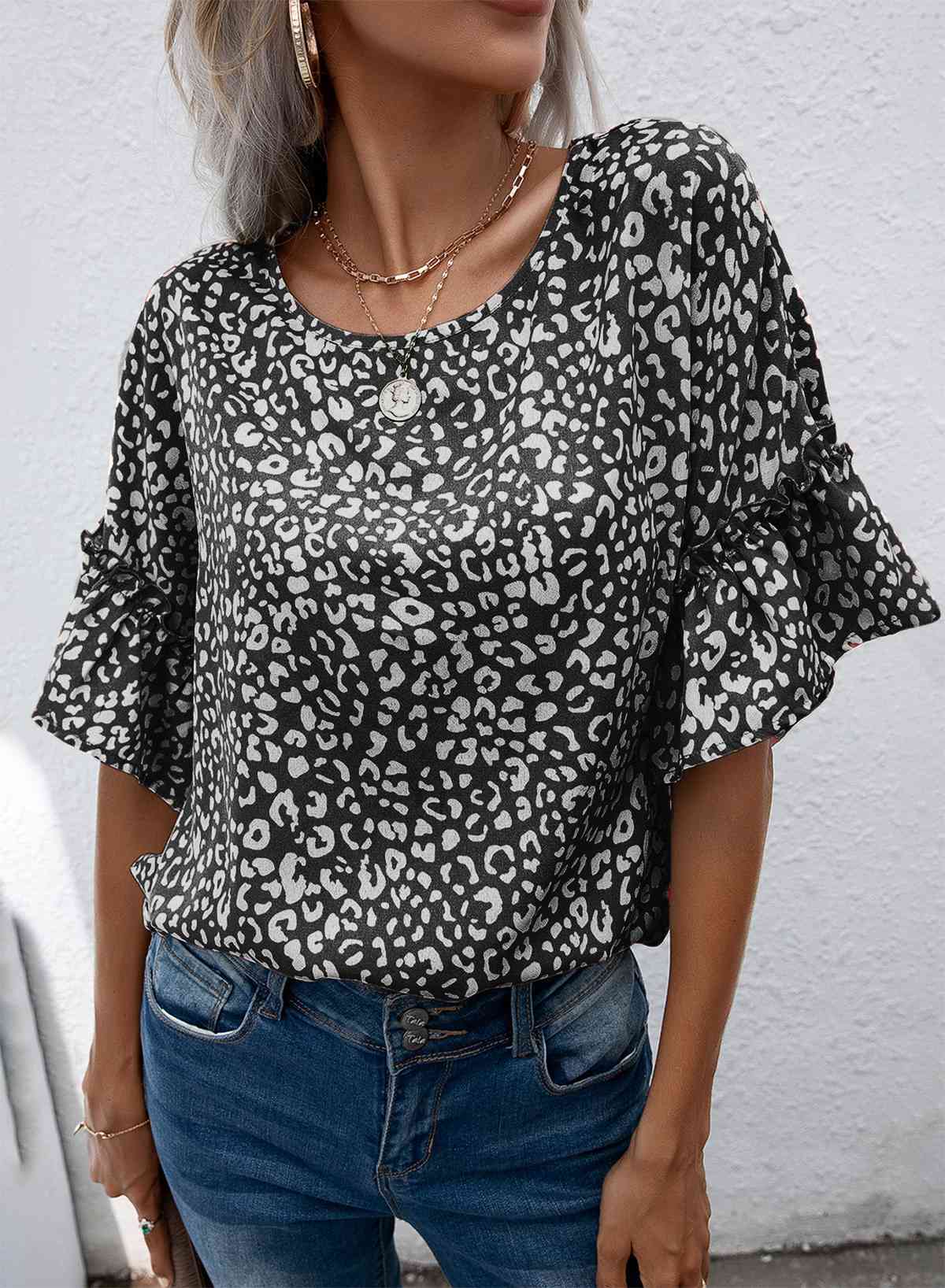 Blusa de leopardo con cuello redondo y ribete de volantes