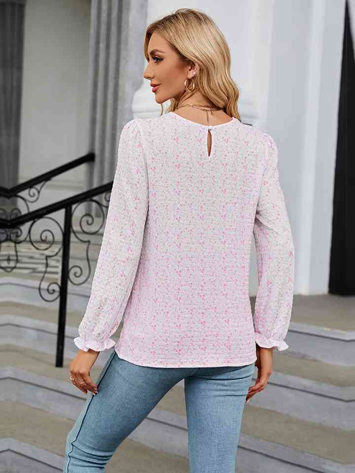 Blusa estampada con cuello redondo y mangas con volantes