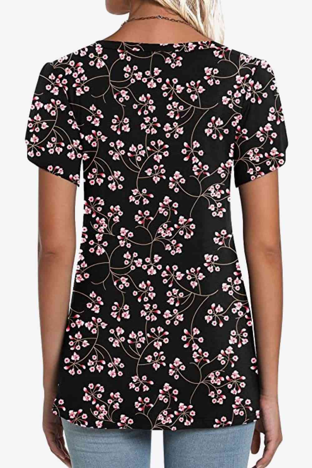 Blusa estampada con cuello en V y mangas de pétalos