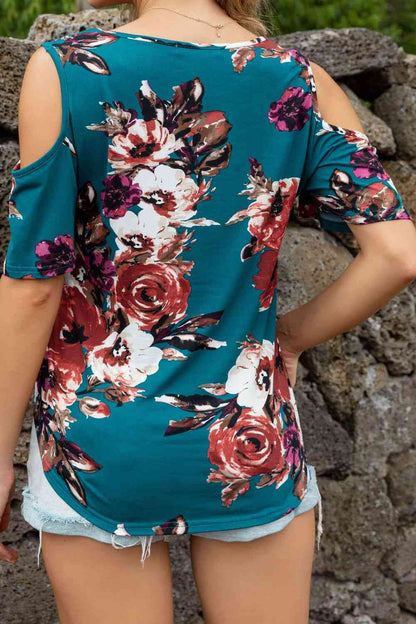 Top floral con cuello redondo y hombros descubiertos