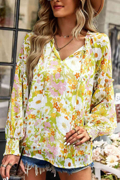 Blusa floral con cuello anudado y manga farol