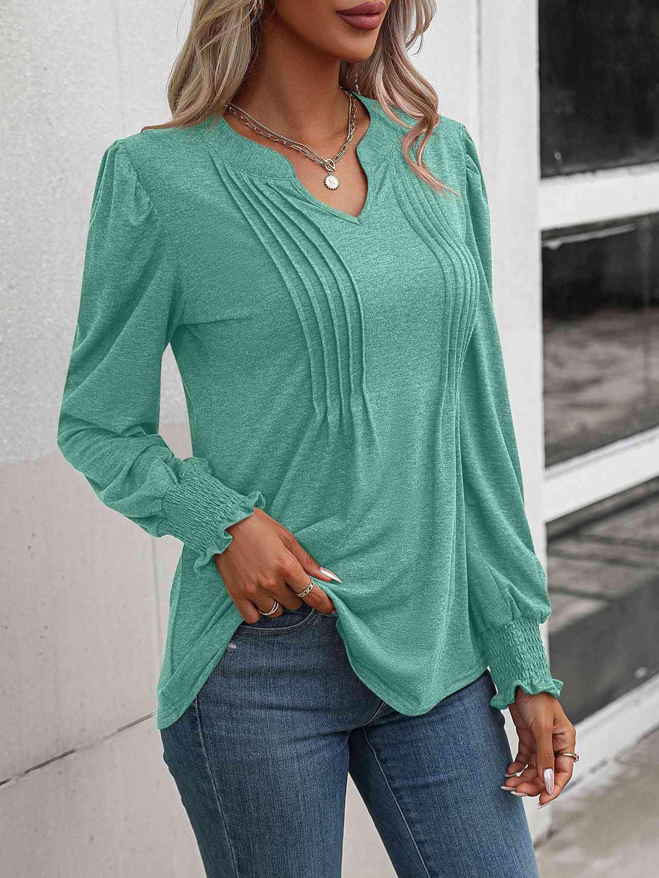 Blusa fruncida con cuello con muescas y mangas abullonadas