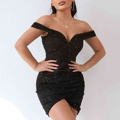 Mini-robe à sequins et épaules dénudées