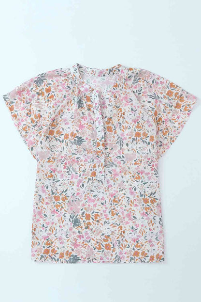 Blusa floral con medio botón y manga acampanada