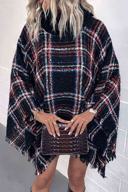 Poncho con cuello alto y dobladillo con flecos a cuadros