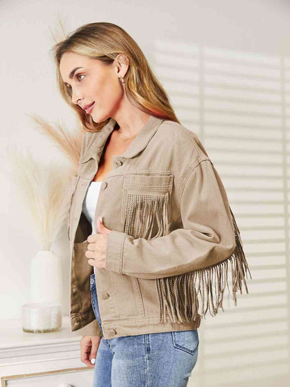 Chaqueta vaquera con hombros caídos y detalle de flecos