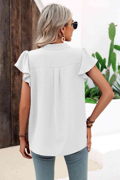 Blusa con cuello con muescas y mangas acampanadas con lunares suizos