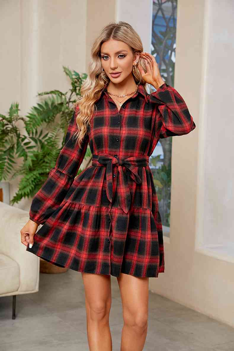 Robe chemise à carreaux et col noué à la taille