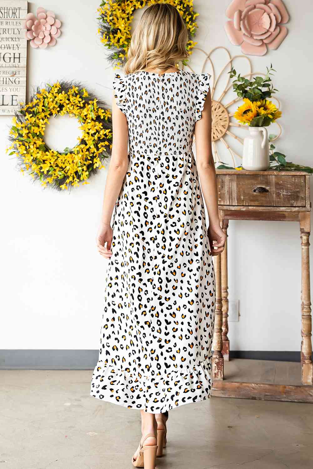 Vestido con dobladillo con volantes y estampado de leopardo