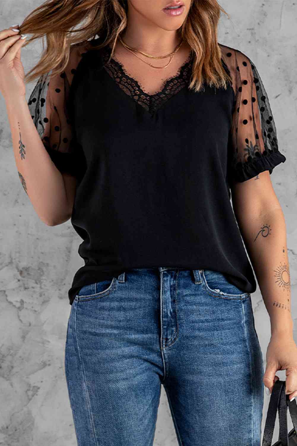 Blusa de malla empalmada con ribete de encaje y lunares