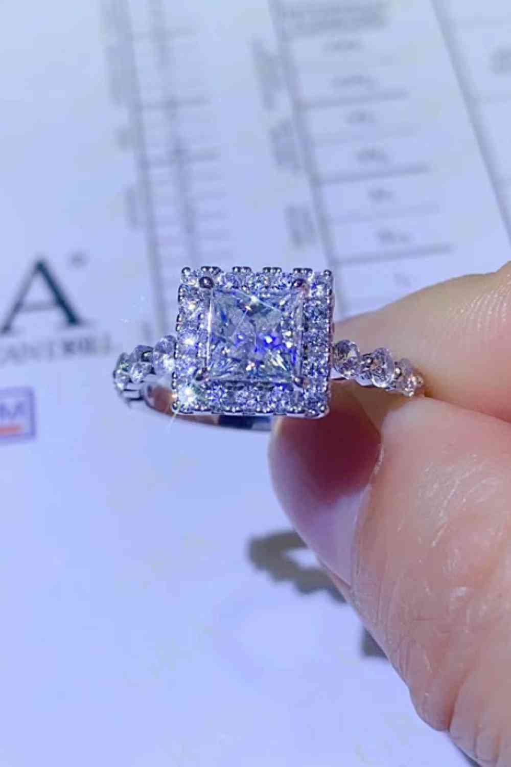 Bague carrée adorée en moissanite de 1 carat