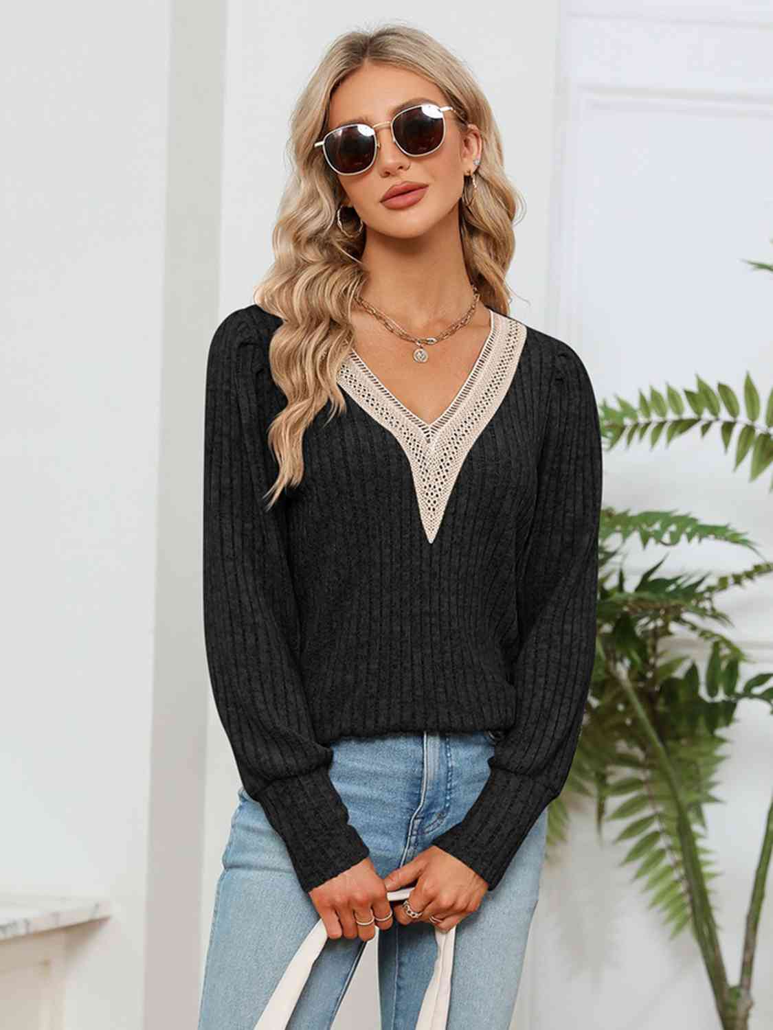 Blusa de canalé con cuello en V y detalle de encaje