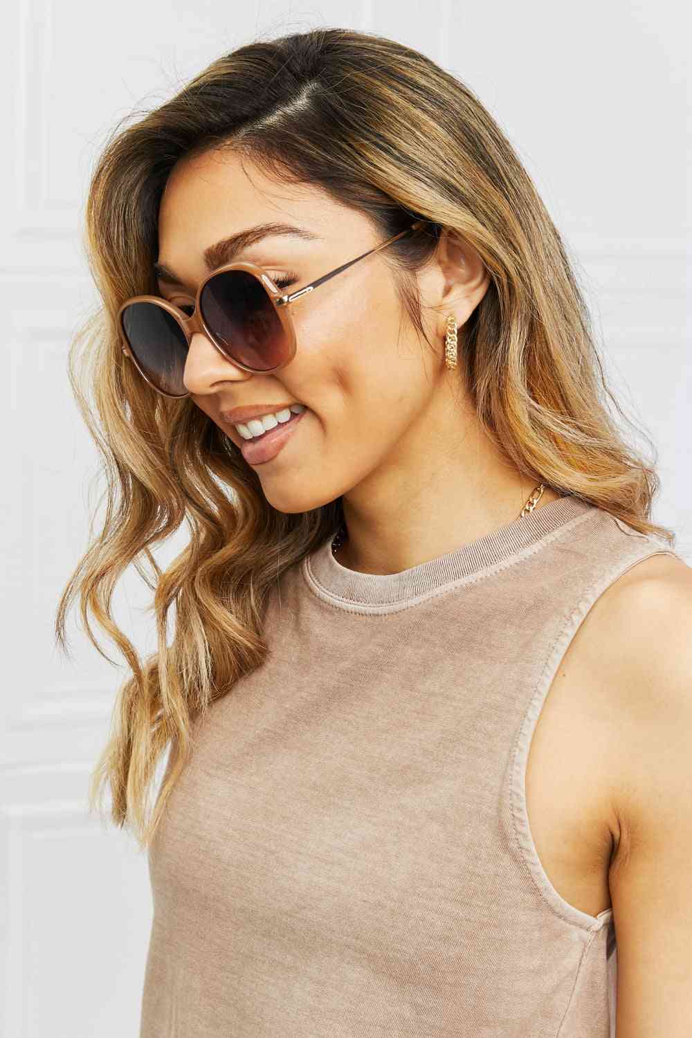 Gafas de sol híbridas de metal y plástico con montura completa