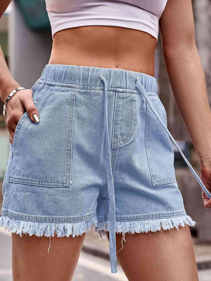 Shorts vaqueros con cordón y dobladillo sin rematar