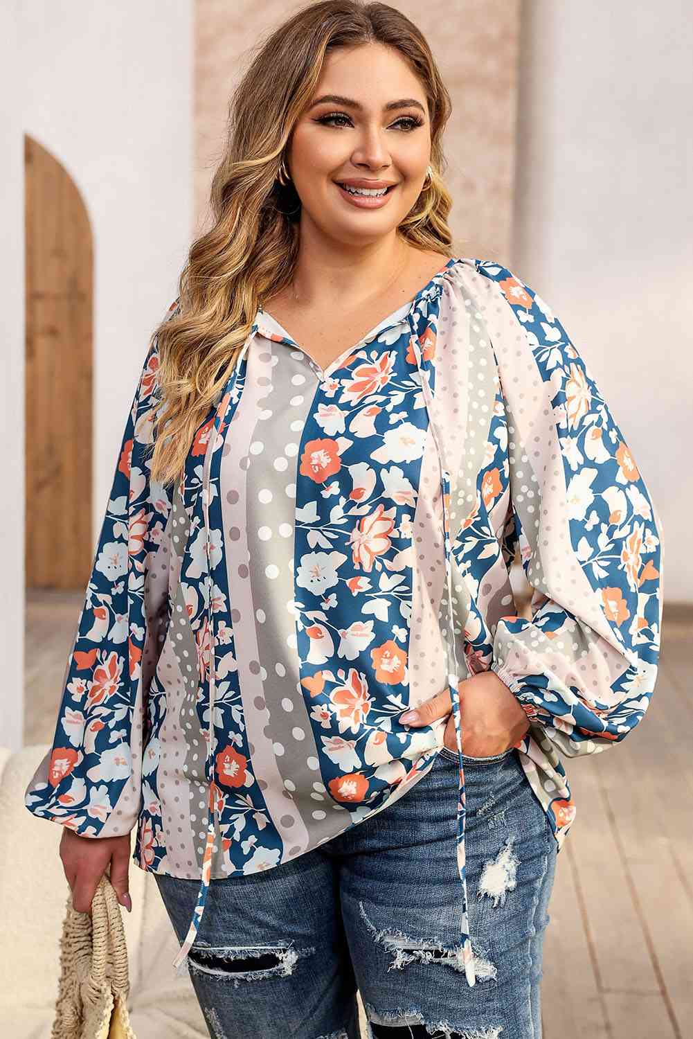 Blusa con cuello anudado y estampado floral de talla grande