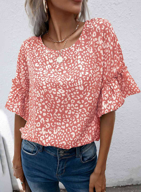 Blusa de leopardo con cuello redondo y ribete de volantes