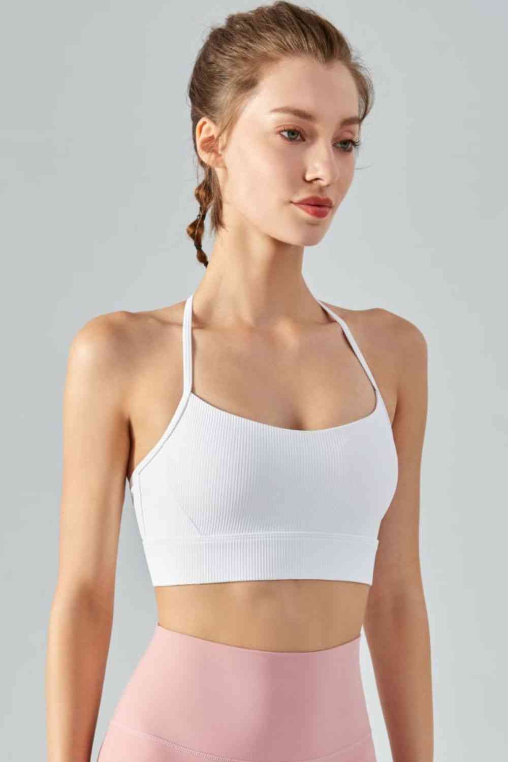 Cami deportivo corto con cuello halter y espalda abierta de canalé