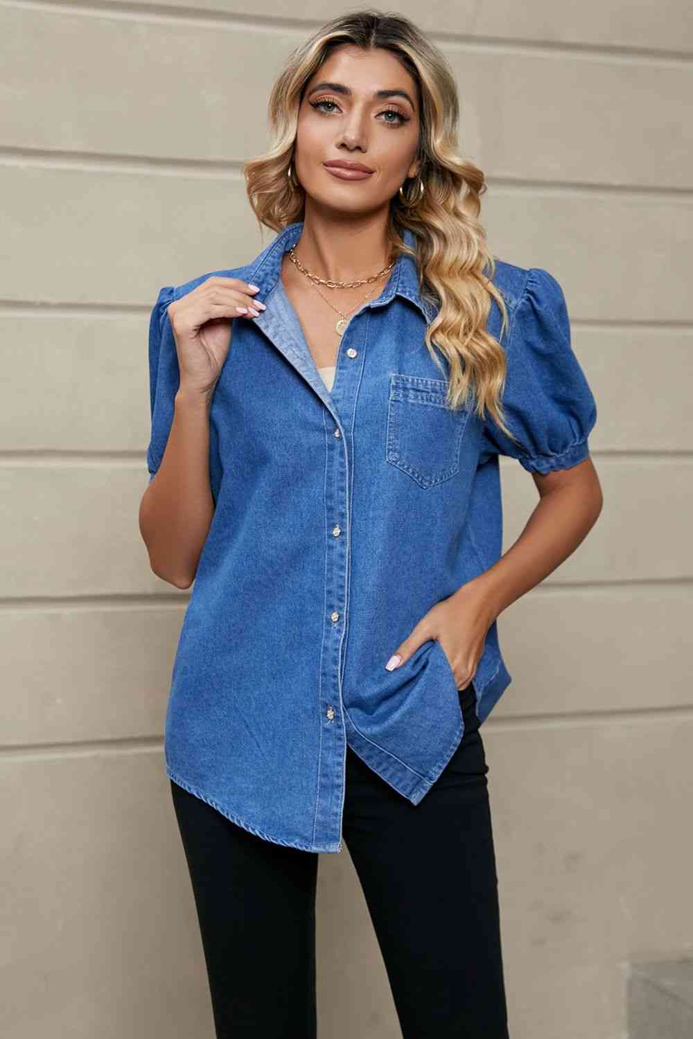 Top denim con cuello y mangas abullonadas