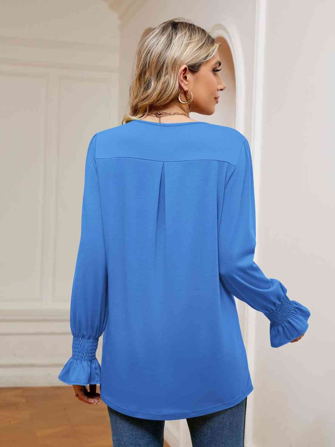 Blusa con cuello en V y mangas con volantes