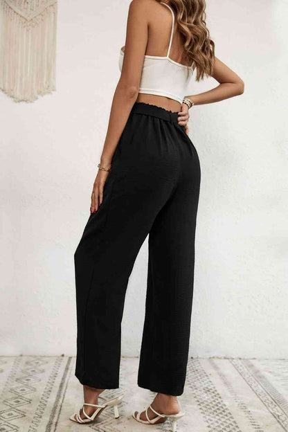 Pantalones anchos con cintura plisada y cinturón