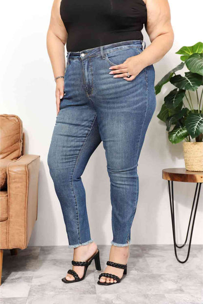 Jean skinny Judy Blue pleine taille avec fente latérale et ourlet effiloché