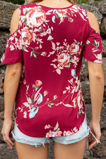 Top floral con cuello redondo y hombros descubiertos