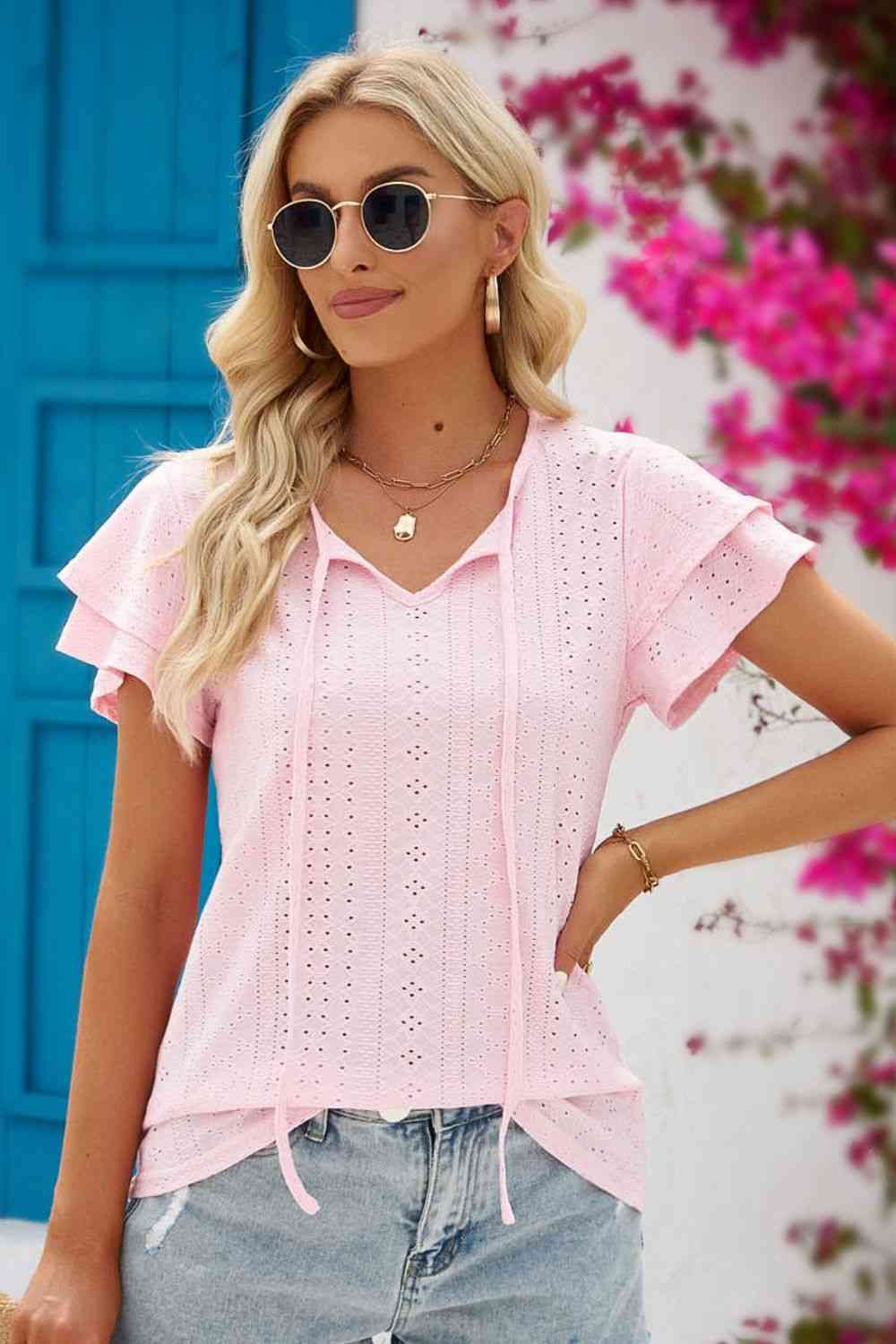 Blouse à manches flottantes et col noué à œillets