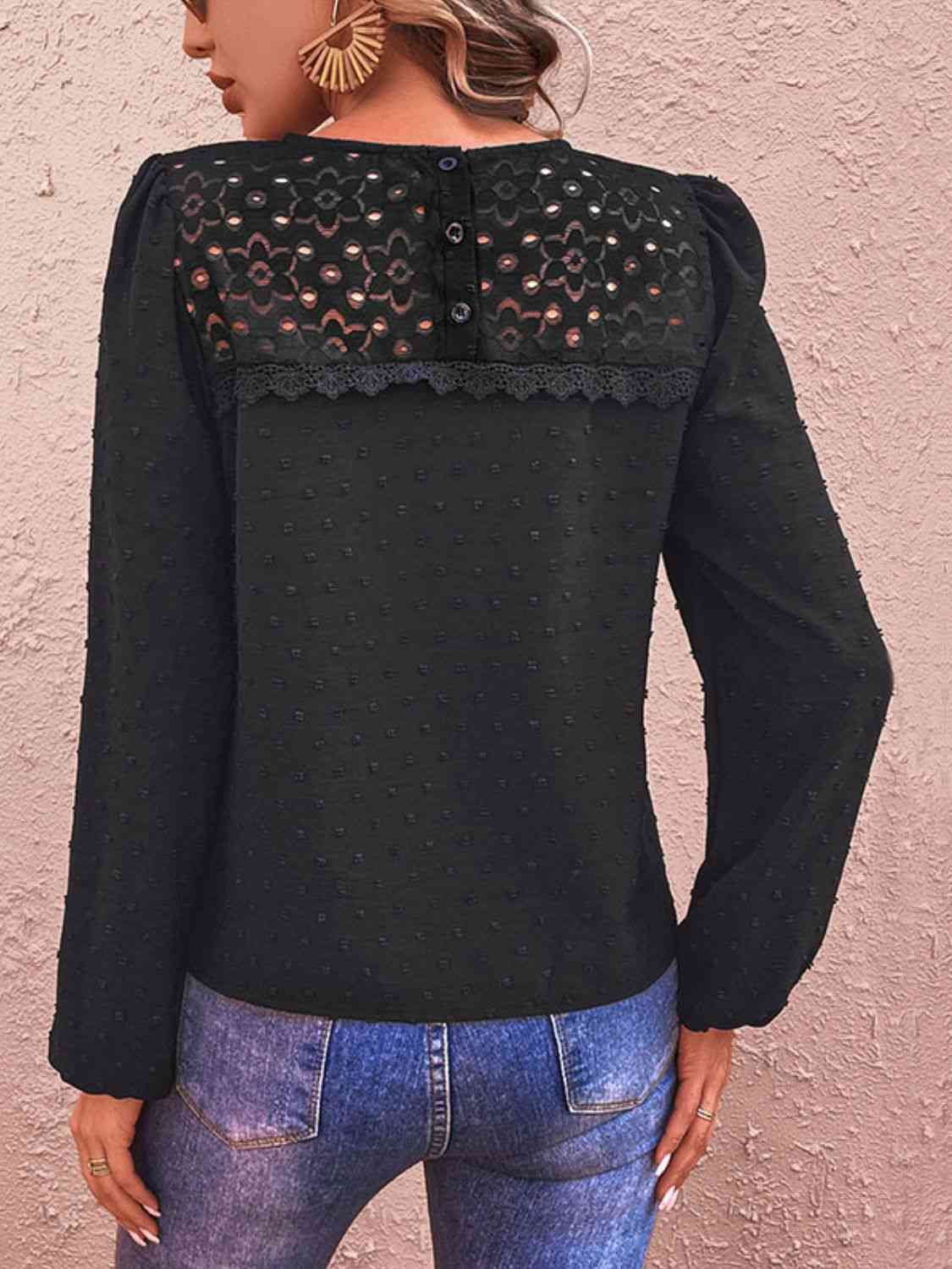 Blusa de manga larga con ribete de encaje y lunares suizos