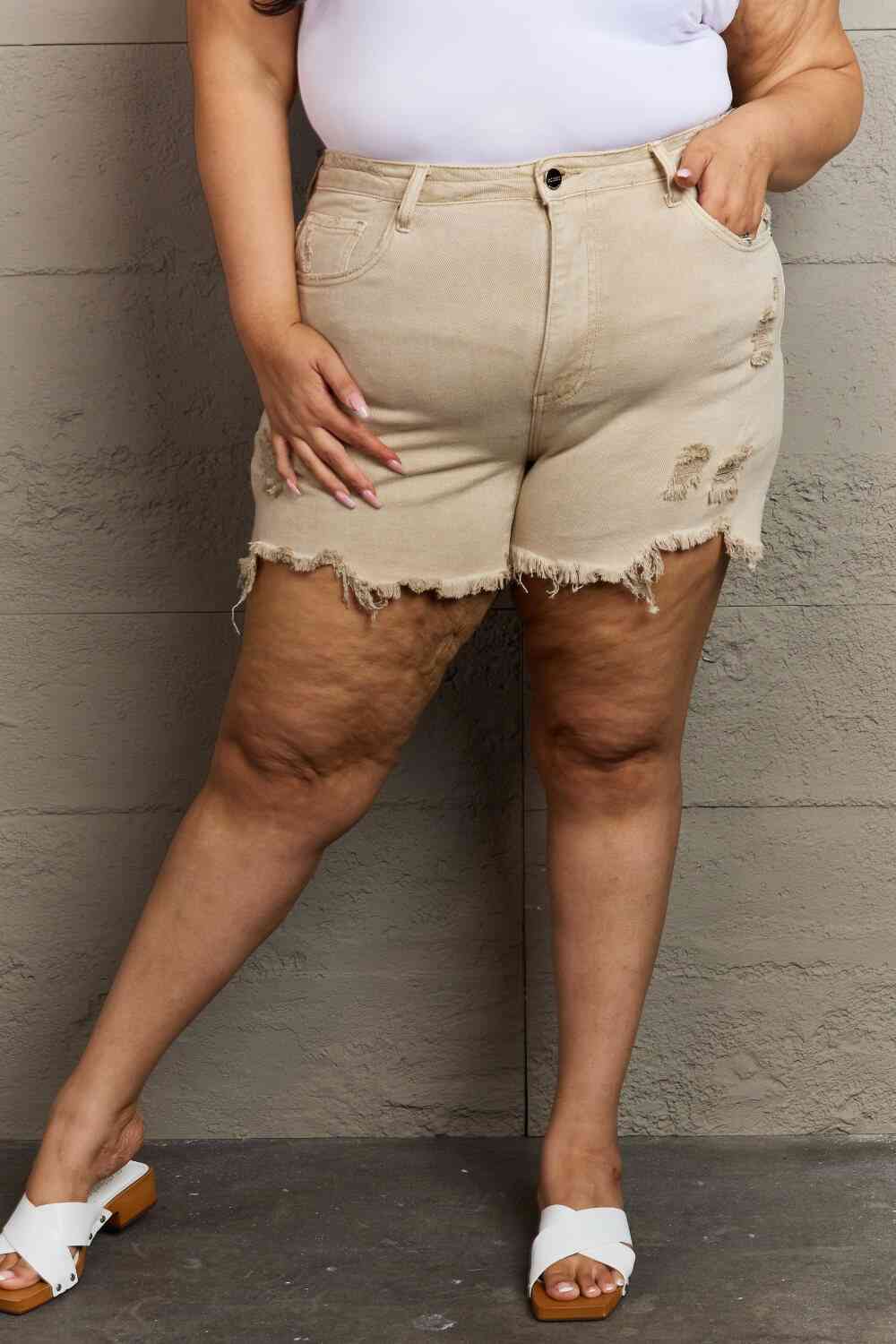 RISEN Katie Pantalones cortos desgastados de cintura alta de tamaño completo en color arena