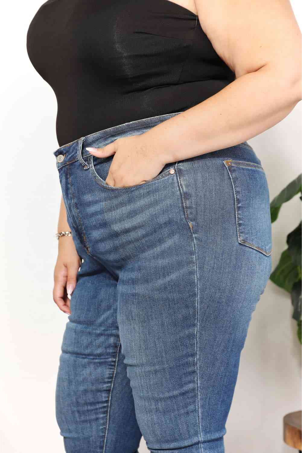 Jean skinny Judy Blue pleine taille avec fente latérale et ourlet effiloché