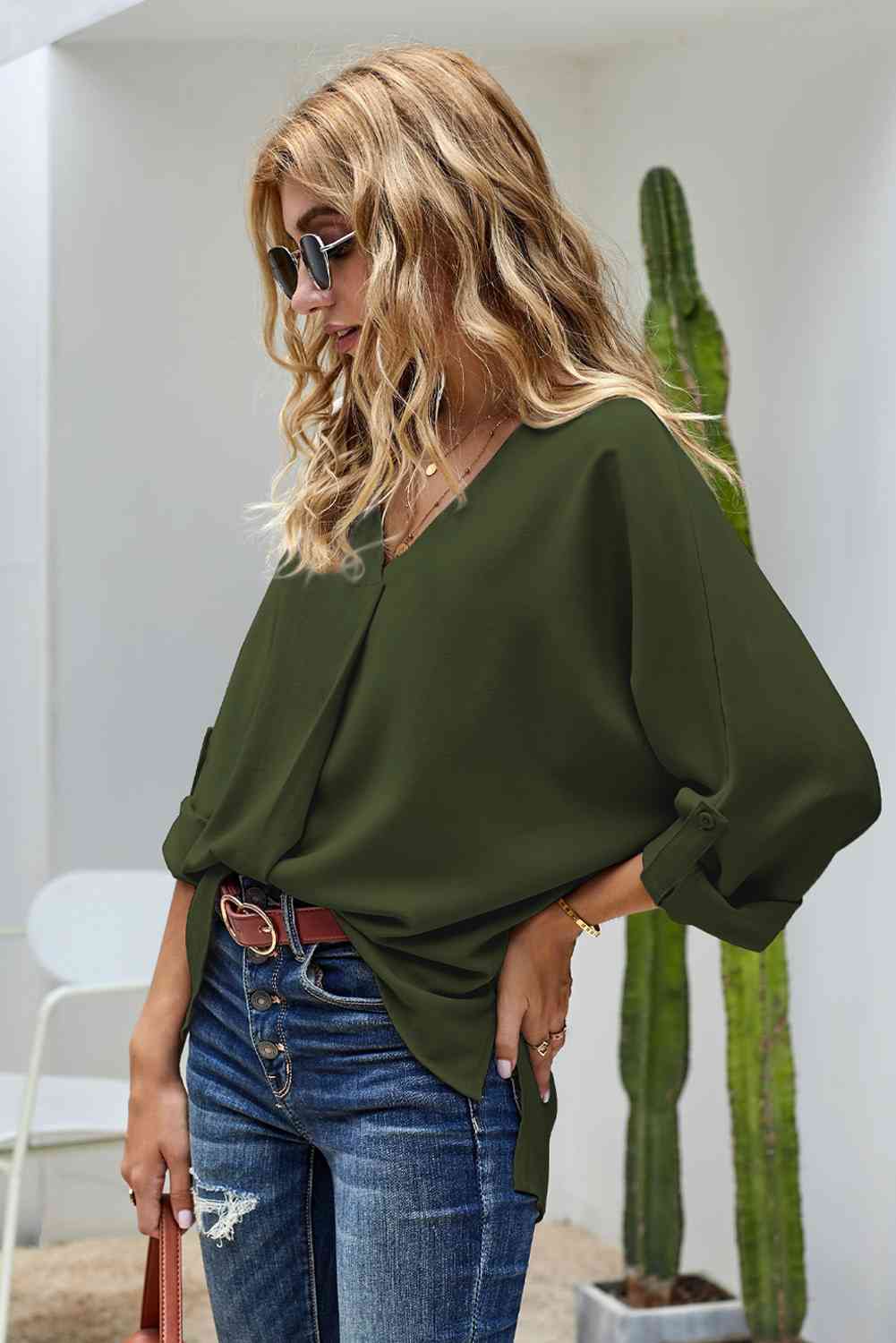 Blusa con cuello en V y manga enrollada