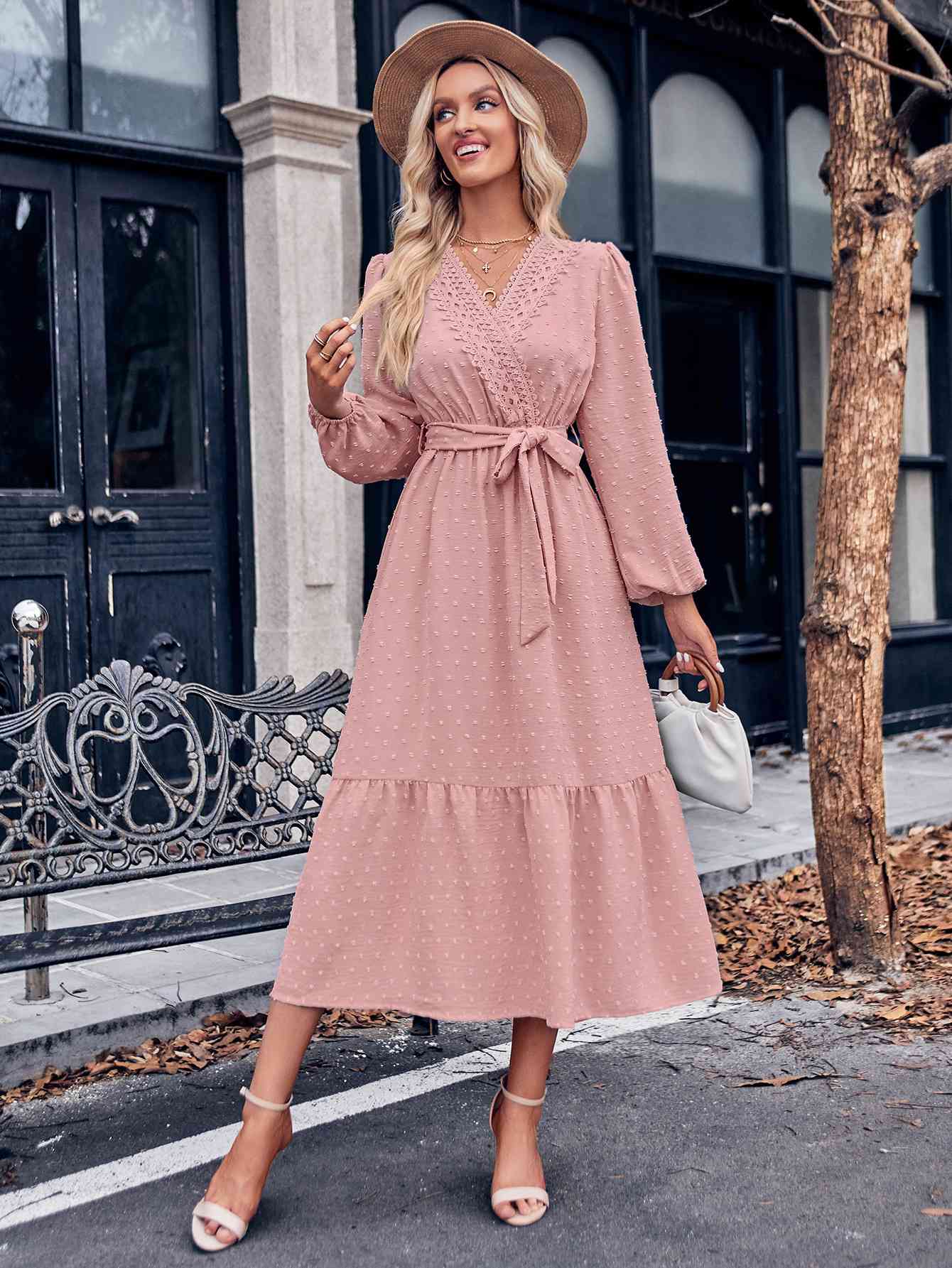 Robe midi à surplis et manches bouffantes avec ceinture et pois suisses